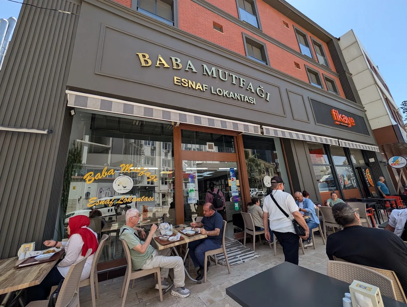 Guests outside the Baba Mutfağı storefront