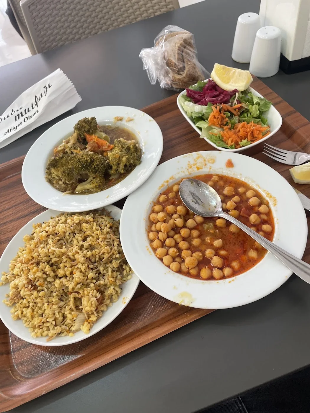 Chickpeas, rice and salad